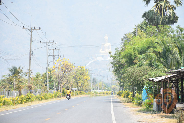 ถนนทางเข้าวัดเขาวงพระจันทร์